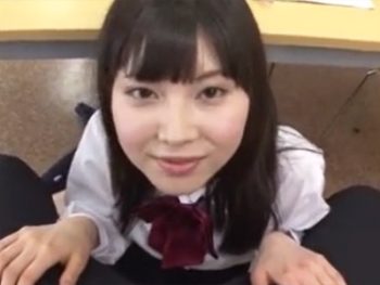 机の下からフェラチオ誘惑！友達の彼氏をが図書室で寝取る淫乱JK女子校生美少女痴女パイパンのアダルト動画