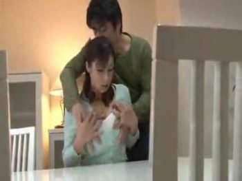 巨乳熟女の宮部涼花が息子に欲情されて互いに体液絡ませあう濃厚中出しSEX！巨乳人妻熟女中出し近親相姦宮部涼花のポルノ動画