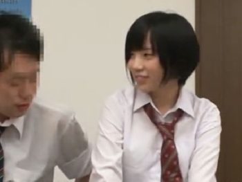 黒髪ショトカのボーイッシュ娘とハメ→途中でゴムを捨て去り生中出しバチキメ女子校生美少女中出しのエロ動画