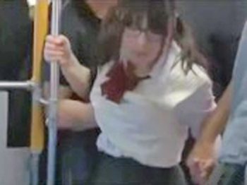 バスで痴漢に狙われたあどけないメガネっ娘J●女子校生美少女中出し痴漢のエロ動画