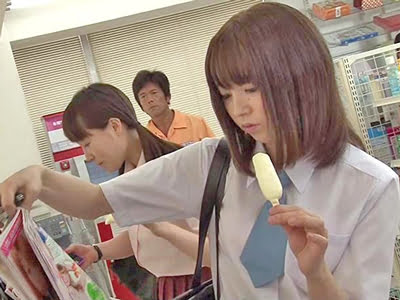 スマホに夢中で挿入されても無反応なJKとのフェチSEX女子校生美少女中出しのアダルトエロ動画