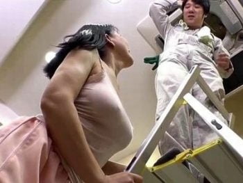エアコン修理にきた家の奥さんが爆乳！ムラムラ抑えきれずにそちらも修理開始ｗ痴女人妻のAV無料動画
