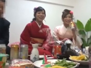 成人式後の飲み会で盛り上がって乱交パコ開始→うっかり生中出しお姉さん中出し乱交のエッチな動画