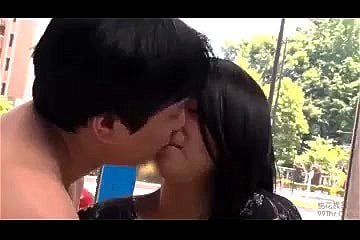 【人妻ナンパ】夫をMM号の外に追い出し巨根男が巨乳おっぱい若妻と素股!ベロチューでスイッチ入った清楚系美人が背面騎乗位巨乳人妻ナンパのアダルト動画