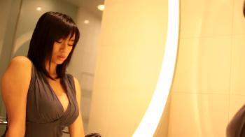 小顔で筋肉質な元アイドルの巨乳娘が愛液を垂れしながら連続逝き！お姉さん顔射春菜はなのアダルト動画