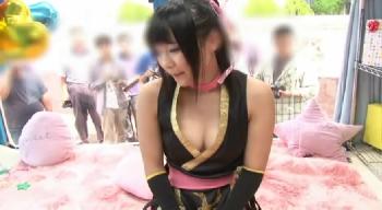 谷間を強調しすぎなアニオタをMM号に誘ってマッサージからのハメ！素人美少女コスプレナンパのアダルト動画