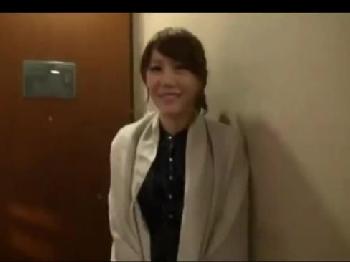 危険日マンコにザーメンたっぷり注入されて着床アクメを決める美女！素人人妻中出しフェラのアダルト動画