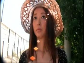 綺麗で上品な美人妻なのに野外露出で大胆フェラするアンビバレントが素晴らしい！お姉さん手コキのアダルト動画