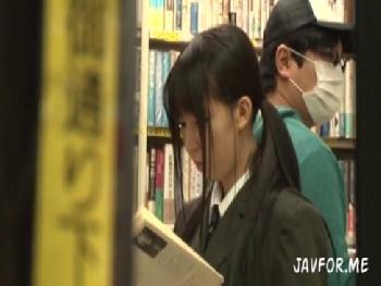 本屋で立ち読みするJKに中出しレイプする所を捉えた映像！素人女子校生美少女イラマチオ盗撮のアダルト動画