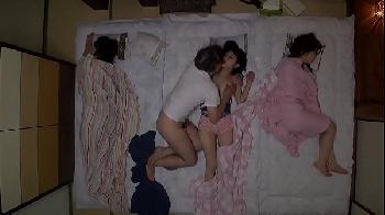 妻の娘が寝ているときに襲い掛かる義父→娘も欲しくなり近親相姦！女子校生美少女オナニーのアダルト動画