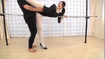 ダンスのインストラクターが以前から目をかけていた生徒と性的行為！巨乳お姉さん痴女顔射ハメ撮りのアダルト動画