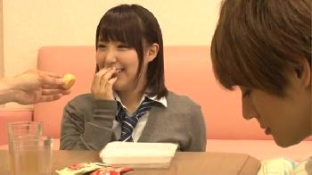 兄貴とこたつに入ったらこっそりチンポを弄りまくる痴女JK妹！巨乳女子校生美少女のアダルト動画