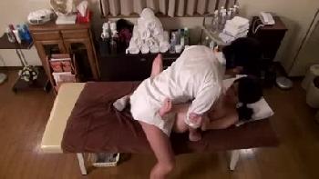 巨乳美人妻が媚薬入りのアロママッサージ体験した結果！のアダルト動画