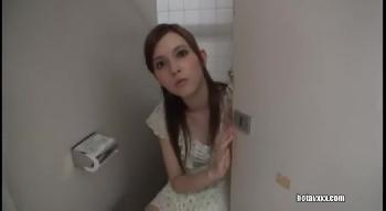 チンポに目がないハーフお姉さんがトイレへ連れ込み得意のゴックンフェラ！のアダルト動画