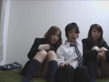 純情ぶるヤリマンJK達とAV鑑賞→流れのままにハメ開始！巨乳女子校生美少女ギャル盗撮のアダルト動画