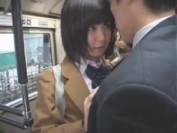 通学のバス内で気に入った男にアプローチし掛けてパコる淫乱JK！女子校生美少女顔射痴漢のアダルト動画