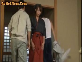 働く店の店長と不倫関係の奥様は仕事中でもパコっちゃう！お姉さん人妻顔射のアダルト動画