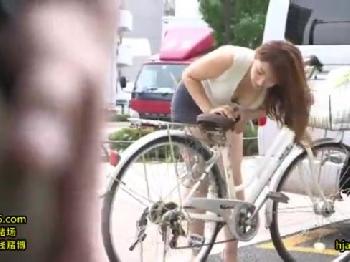 視線で誘惑する淫乱痴女のガチパコ！お姉さん人妻月島えみりのアダルト動画