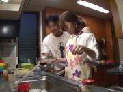 料理中の奥さんが旦那の勃起したチンポをフェラ抜き！ギャル痴女顔射手コキのアダルト動画