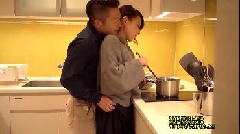 後ろからおっぱいを揉まれてすぐに欲しくなってしまう生理前の人妻！お姉さん顔射のアダルト動画