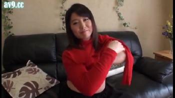 センズリ鑑賞で発情した人妻が自慰開始！巨乳お姉さんぶっかけオナニーのアダルト動画