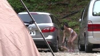 車の横で着替えていた水着ギャルをナンパして即ハメ！巨乳美少女露出のアダルト動画