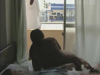 ベランダで洗濯物を干している人妻に襲いかかって青姦パコしちゃう鬼畜男！巨乳熟女フェラのアダルト動画