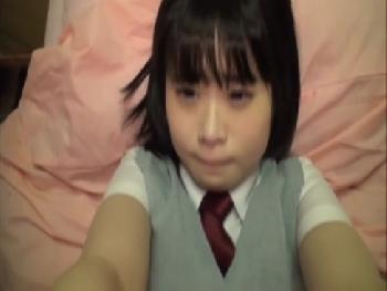 激しくクンニ手マンされてびちょびちょな超可愛いロリっ子！女子校生パイパンのアダルト動画