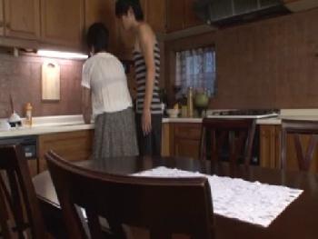 世の人妻は息子チンポの中出しを受け入れすぎだと思います！痴女近親相姦のアダルト動画