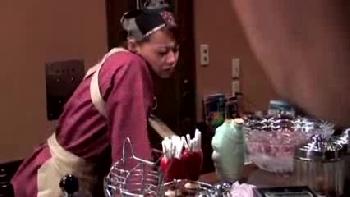 閉店後の掃除中に店主から強引にチンポを咥えさせられる巨乳お姉さん！中出し露出のアダルト動画