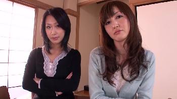 M男をがっつり足でチンポ責めして好き放題弄ぶ2人の変態美熟女！人妻ぶっかけ3Pのアダルト動画