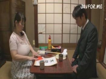 息子のチンコをパイズリで癒やしてあげる巨乳母！人妻熟女近親相姦のアダルト動画