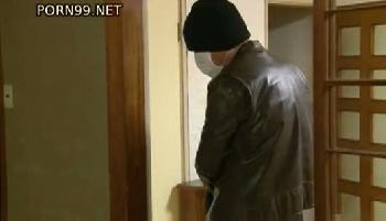 泥酔してる間に鬼畜男にレイプされる素人妻が嫌がりながらも絶頂！のアダルト動画