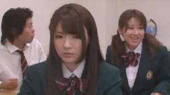 男の目を見ると失禁しちゃう美少女JKが大好きな男と保健室でマジパコ！素人女子校生ぶっかけのアダルト動画