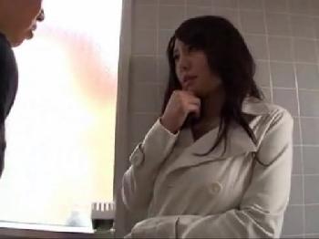 露出狂の変態巨乳お姉さんを公衆便所で立ったままハメる！痴女竹内あいのアダルト動画