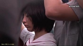 通勤中の真面目女子校生に狙いを定めて指マン痴漢行為！美少女顔射潮吹きのアダルト動画