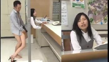 背後ではチンポ挿入されながらも受付業務をこなすプロ意識が高いお姉さん！OLぶっかけのアダルト動画