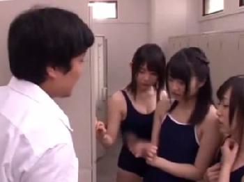 淫乱JKたちが更衣室を盗撮してたエロ男子を捕まえて性欲処理！巨乳女子校生美少女お姉さん乱交のアダルト動画