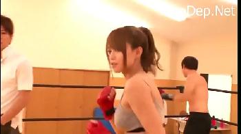 女子トレーニーが乳首を浮かせつつトレーナーを挑発！お姉さん痴女顔射のアダルト動画