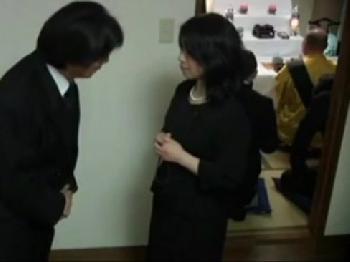 夫の葬儀中に間男と種付け子作りパコする不謹慎で淫乱な人妻！熟女中出し露出のアダルト動画