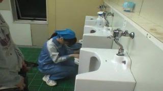 トイレ清掃員のお姉さんが生チンポを見て発情→その場で即パコして大満足！フェラ手コキのアダルト動画