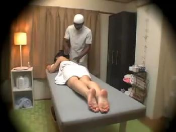 黒人マッサ師から強制ドリルフェラレイプされる素人さんを盗撮！巨乳お姉さんのアダルト動画