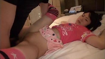 ガチ女子のパイパン膣に大人チンポねじ込み中出しハメ！！美少女ハメ撮りのアダルト動画