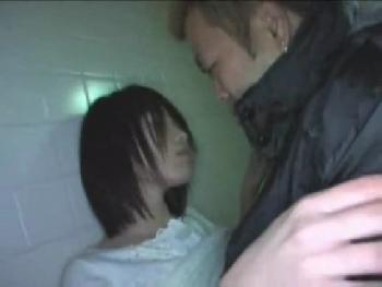 泥酔してる素人娘を介抱！と見せかけて公衆トイレ連れ込み中出しレイプする鬼畜男！お姉さんハメ撮りのアダルト動画