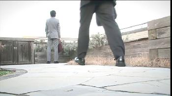 夫の目の前で犯されて気持ちよくなって中出し求めてる不貞人妻！巨乳痴女のアダルト動画