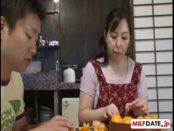 加齢とともに性欲の増している熟女妻との濃密ハメ！巨乳人妻ぶっかけのアダルト動画