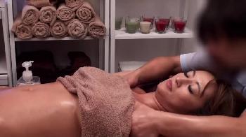 マッサージ師に言葉巧みにまんまとハメられる淫乱人妻！！フェラのアダルト動画
