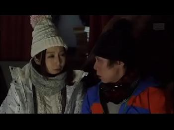 2人きりの雪山の小屋で佐々木あきが男を誘惑し中出しパコ！巨乳お姉さん痴女のアダルト動画