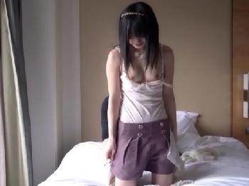 清純そうなのに自らマンコ見せつける色白美少女！素人フェラのアダルト動画