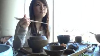 ご飯おごられただけで中出し許しちゃうコスパ抜群美人妻！素人ナンパのアダルト動画